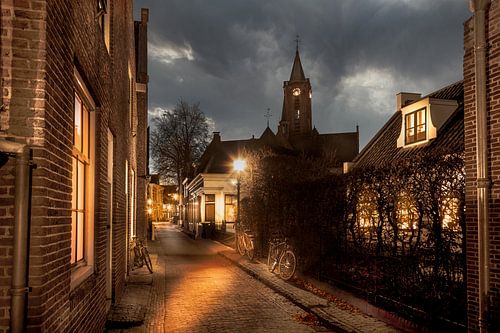 Romantisch straatje in oud Hollands dorpje met fietsen, Loenen aan de Vecht