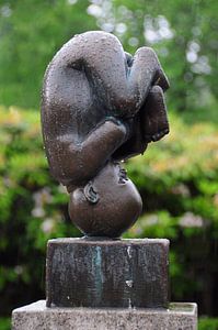 Beeldje van foetus in het Vigeland Park, Oslo. van Edward Boer