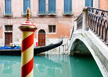 Lege gondel in Venetië van Ruurd Dankloff