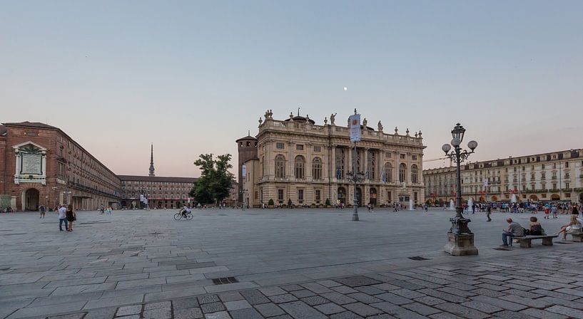 Piazza Castello met Palazzo Madama in centrum Turijn, Italië van Joost Adriaanse