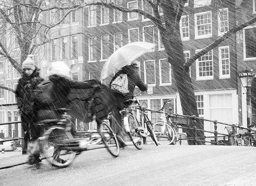 Kleddernat en glad op de bruggen in Amsterdam