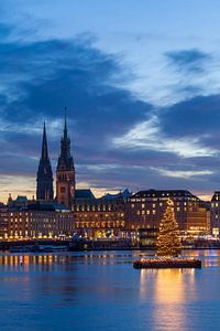 Jungfernstieg, Hamburger Rathaus und Nikolaikirchturm mit Weihnachtsbeleuchtung, bei Abenddämmerung,
