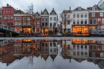 Leiden - Grachtenpanden van de botermarkt weerspiegeld in een plas (0126) van Reezyard