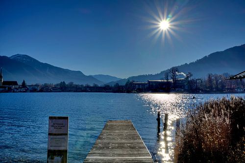 Oever van het meer met zonster