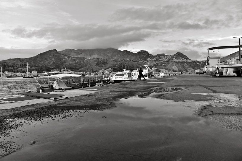 The evening sky is reflected in the harbour - monochrome by Silva Wischeropp