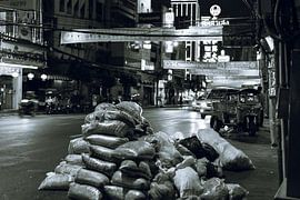 Straße in Chinatown, Bangkok in Schwarz-Weiß von Bart van Lier