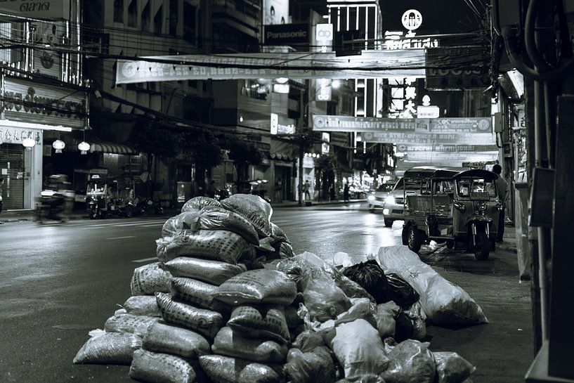 Rue de Chinatown, Bangkok en noir et blanc par Bart van Lier