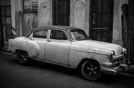 Une vieille voiture est garée dans les rues de Hanava, dans une zone de stationnement interdit par Laurens Coolsen Aperçu