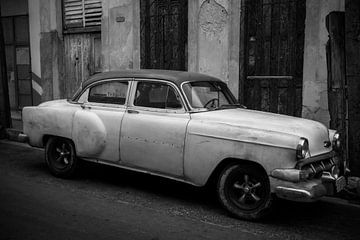 Old-timer is geparkeerd in de straten van Hanava in no-parking zone | Cuba Travel Photography Black & White van Laurens Coolsen