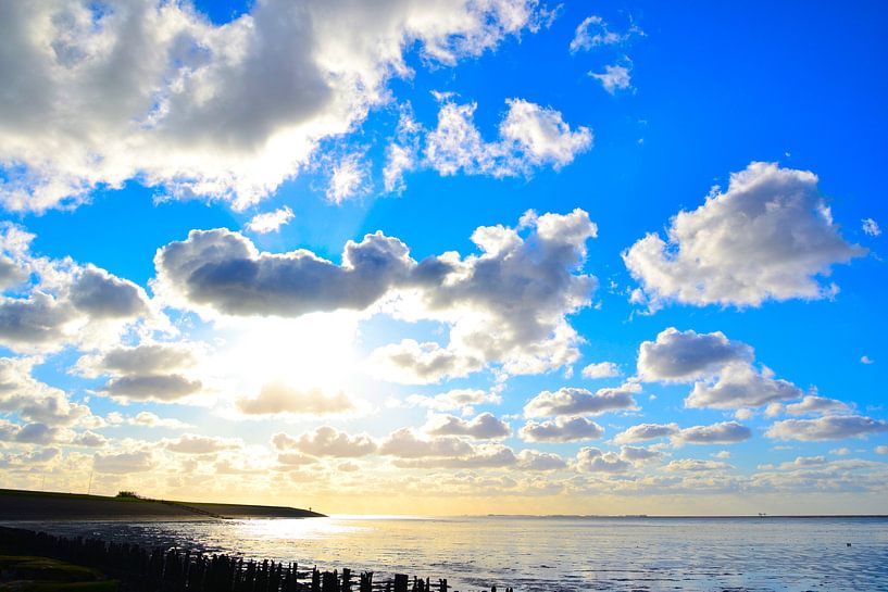 Nuages à Moddergat, vue sur la mer des Wadden. par Mark van der Werf
