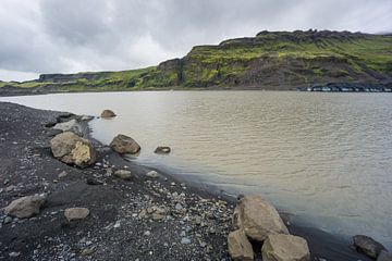 IJsland - Met mos bedekte vulkanische bergen bij fjallsarlon gletsjer van adventure-photos