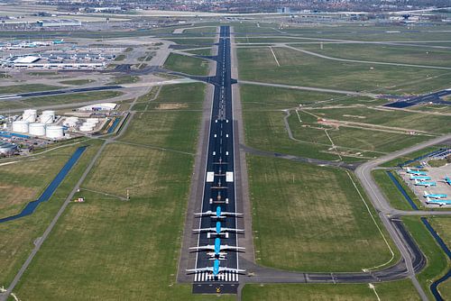 Luchtfoto startbaan Schiphol met KLM vliegtuigen