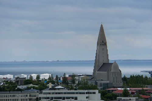 IJsland - Hallgrimskirkja kerk in de stad Reykjavik van bovenaf