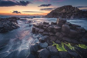 Ierland Giant's Causeway bij zonsondergang van Jean Claude Castor