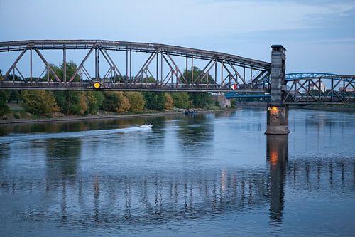 Magdeburg - hefbrug in de avond
