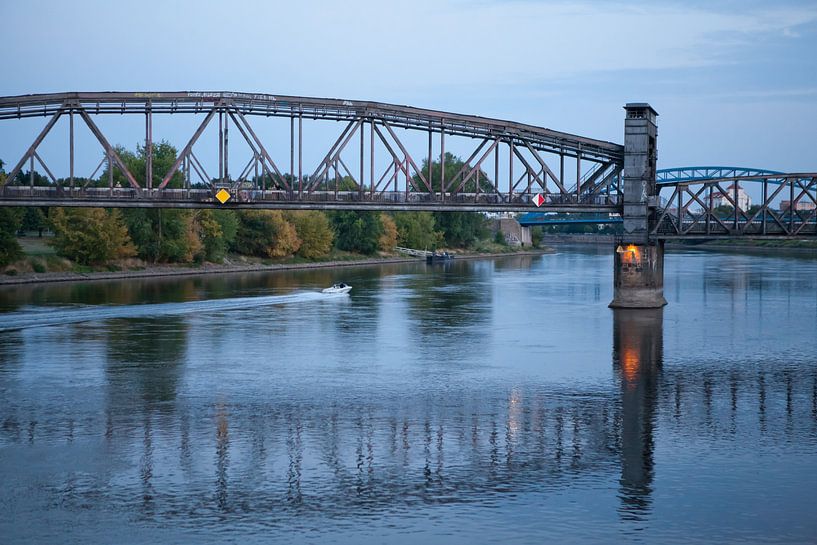 Magdeburg - hefbrug in de avond van t.ART