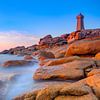 Phare de Ploumanac'h sur la côte de granit rose en Bretagne au coucher du soleil sur Sjoerd van der Wal Photographie
