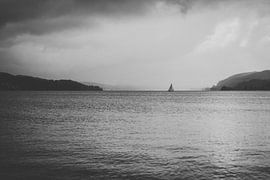 Eenzame zeilboot van Andrea Fuchs