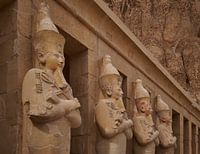 Osiride standbeeld van koningin Hatsjepsoet in Tempel van Hatsjepsoet in Luxor Egypte