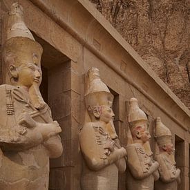 Osiride standbeeld van koningin Hatsjepsoet in Tempel van Hatsjepsoet in Luxor Egypte van Mohamed Abdelrazek