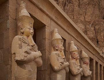 Osiride Statue der Königin Hatschepsut im Hatschepsut-Tempel in Luxor, Ägypten von Mohamed Abdelrazek