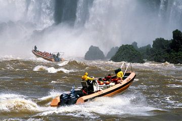 Speedboats Iguacu Falls van Richard Wareham