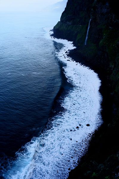 Zee en zwarte rotsen par Michel van Kooten
