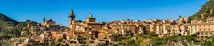 Vue panoramique du vieux village méditerranéen de Valldemossa sur l'île de Majorque, en Espagne.