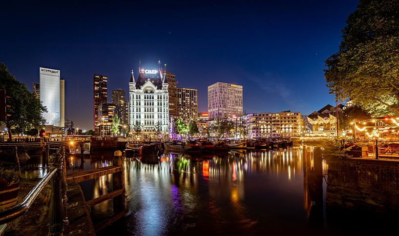 Das weiße Gebäude am Wijnhaven in Rotterdam von Mike Bot PhotographS