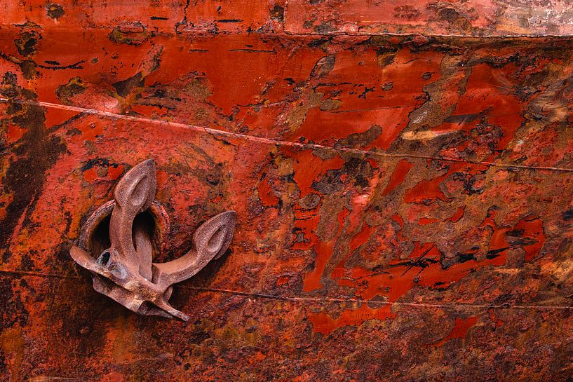 Anker tegen boeg van een met roest uitgeslagen schip van Martijn Smeets