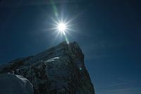 Zon boven bergtop