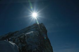 Zon boven bergtop