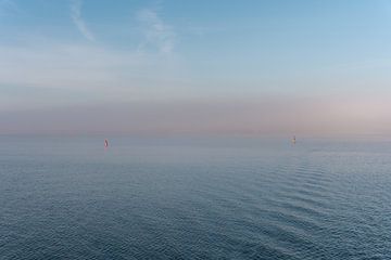 Achtergrond met mist en water (ijselmeer) en twee boeien van Jolanda Aalbers