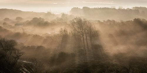Sunrise over the morning fog by Fotografie Egmond