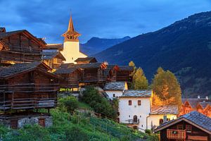 Grimentz met kerk in het blauwe uur