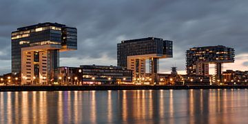 Köln bei Nacht - Blick auf die Kranhäuser von Rolf Schnepp