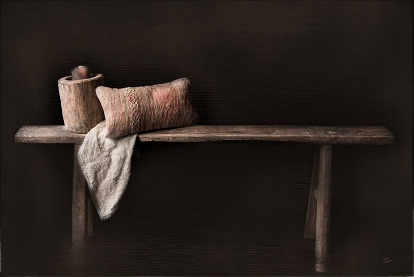 ancien banc en bois chinois avec coussin en kelim de couleur gris pastel par Anneke Herbers Muurdecoratie
