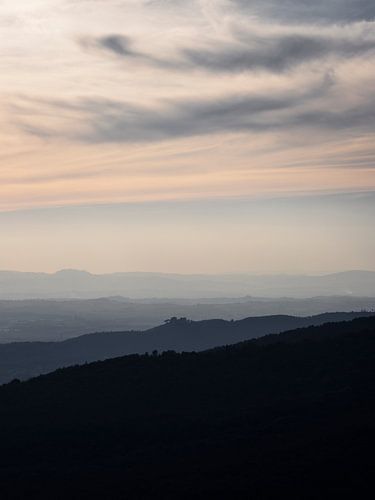 Sanfte Dämmerung über Italien – Hügellandschaft in Pastell von Timothy Morrell