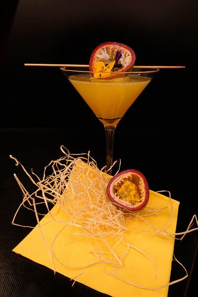 Passievrucht Wodka Cocktail in een Martini glas van Babetts Bildergalerie