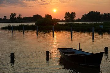 Bootje bij ondergaande zon