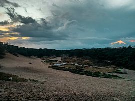 Zonsondergang met dreigende wolken Bedafse Bergen van Moniek van Rijbroek