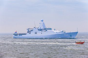 KNRM met op de achtergrond Marineschip de Zeeland. van Brian Morgan