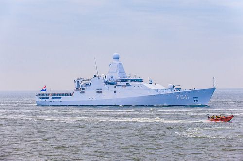 KNRM met op de achtergrond Marineschip de Zeeland.