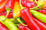 Stapel van hete rode, oranje en groene Chili pepers van Sjoerd van der Wal Fotografie thumbnail