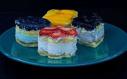 Fruittaartje met yoghurtroom, koekje en vers fruit