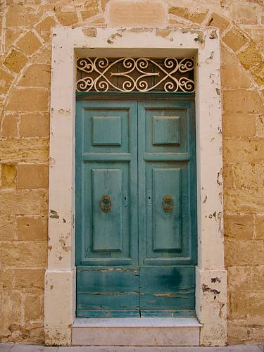 Porte bleue dans la ville maltaise de Mdina