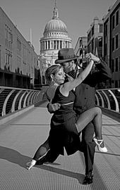 Danseurs de tango, Millenium Bridge, Londres, Royaume-Uni sur Arch White