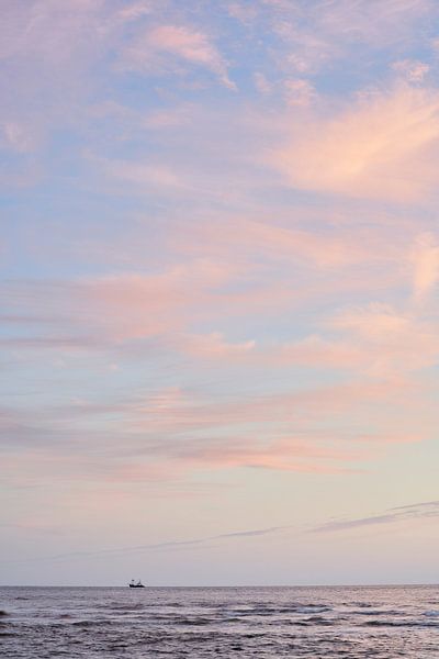 Fischerboot kurz nach Sonnenuntergang von Cor de Hamer