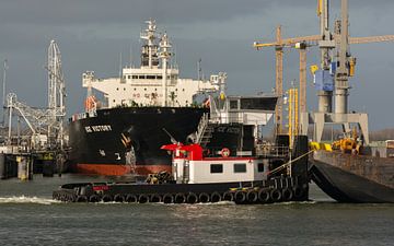 Een drukte met schepen in de haven van Rotterdam van scheepskijkerhavenfotografie
