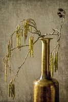 Stillleben Vase mit  Erlenkätzchen. Grünes Kupfer